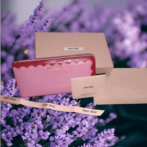 Miu Miu Happy Birthday cake design. Pink and Red colors. - Picture 1 of 10